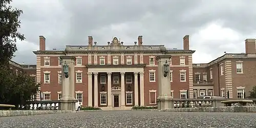 Frente a la mansión