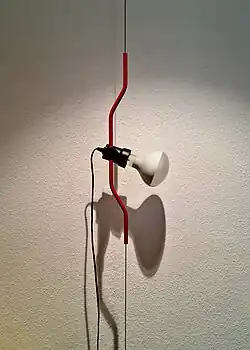 Lámpara FLOS Parentesi, por Achille Castiglioni según idea de Pio Manzù (1979)[34]​