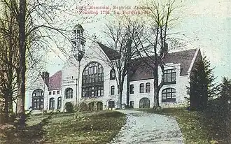 Fogg Memorial Building en Berwick Academy, South Berwick, Maine, construido en 1894 por George A. Clough y Hiram Fogg.