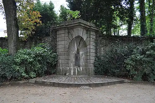 El Monumento Histórico « Fontaine des Trois Croix ».