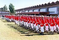 Tropa del CFN en forma para ceremonia festiva usando el uniforme "Alte. Alexandrino" que es formado por una mezcla de dos otros uniformes, la túnica roja (del uniforme garance) y a calza blanca del uniforme conocido como "Dolma blanco" o "blanco de Marina".