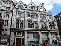 El antiguo Cox & Co Bank (1884-1886) en Whitehall, Westminster; la ampliación más baja, en la esquina de Craig's Court, es obra de 1900 de J. H. Christian