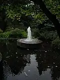 Fuente en el Forstbotanischer Garten Köln.