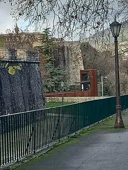 Flanco izquierdo del fortín, al fondo el baluarte de Labrit