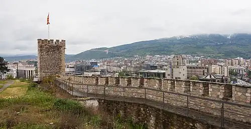 Muralla con la ciudad de Skopie al fondo