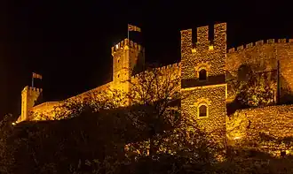 Parte de la muralla de noche