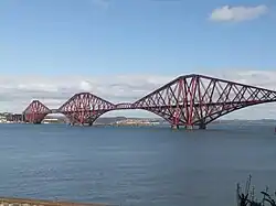 Puente ferroviario de Forth (1882-1890) sobre el Firth of Forth, cerca de Edimburgo, Escocia