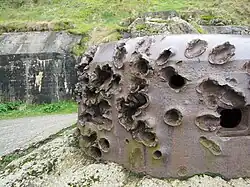 Torreta de tiro alemana en Aleth. Se aprecian los impactos de obús recibidos durante la liberación.