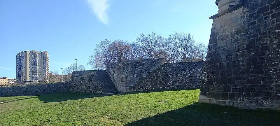 Escaleras de subida del foso al camino cubierto, a la derecha media luna de Santa Clara