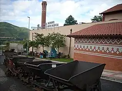 Vagonetas expuestas a la entrada del museo.