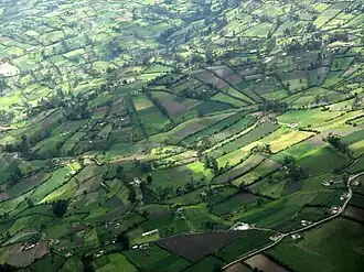 Foto aérea de una zona de pequeñas parcelas de formas irregulares delimitadas con setos, en el Nudo de los Pastos colombiano.