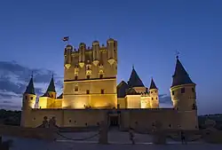 Torre de Juan II vista desde la plaza de la Reina Victoria Eugenia que da acceso al edificio.
