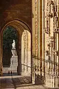 Fotografía de Alejandro Braña. Pórtico de la Catedral de Oviedo con la estatua de Alfonso II el Casto al fondo (Oviedo, Asturias).