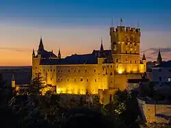 Vista nocturna del castillo