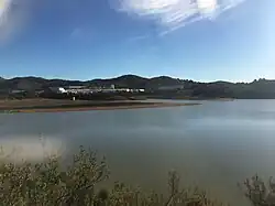 Se puede observar el paisaje humanizado del pantano.