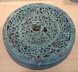 Caja de fragancias con tapa calada de Corea (dinastía Goryeo), siglos XI-XII, bronce.