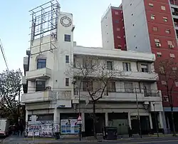 Pinzón 401-21, esquina Avenida Almirante Brown.