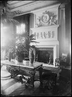 Una chimenea ornamental.