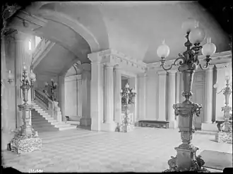 La entrada y la escalera.