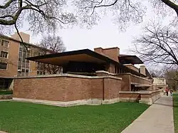 Apreciación de la acera. La casa puede observarla y a la vez ganar intimidad gracias a los muros que explotan la caja, según la concepción wrightiana. Detrás, no hay calle.