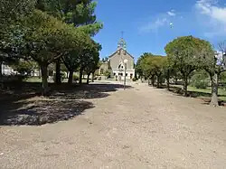 Frente a la plaza del pueblo