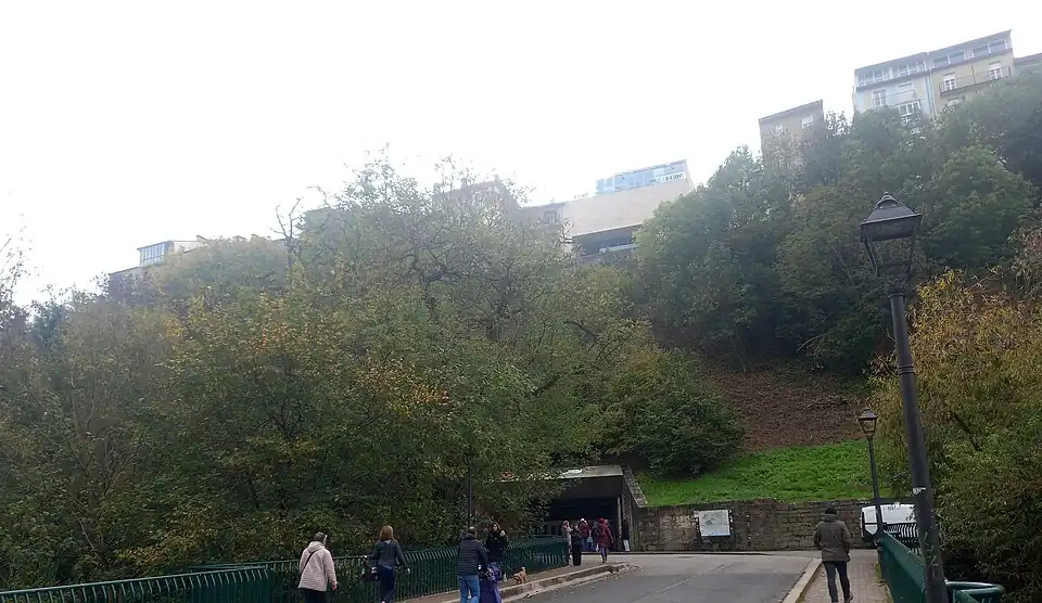 Acceso desde la Rochapea del ascensor que lo comunica con Descalzos