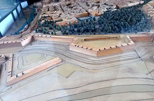 Baluarte de la Taconera y revellín de San Roque en la maqueta de L. Sarasola.[o]​