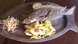 Tilapia y papas fritas