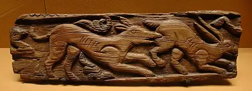 Talla en madera con perro y liebre, procedente de Egipto (siglo VIII o IX).