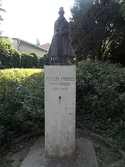 Estatua de Schulek Frigyes (bronce sobre base de piedra caliza en 1989) en el parque del castillo de Szalay, junto a la calle Kossuth Lajos, Balatonlelle, condado de Somogy.