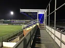 La tribuna oeste en la noche