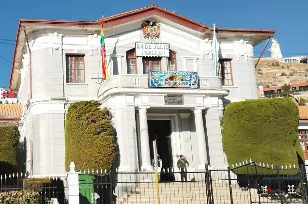Este edificio fue construido en 1918 ya es considerado patrimonio arquitectónico de Oruro