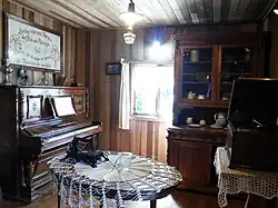 Sala de estar con piano