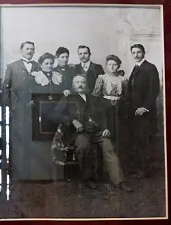 Familia Teuber-Heidel: el padre con sus hijos