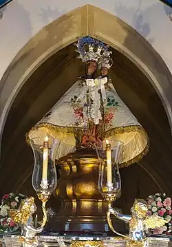 Manto blanco con adornos florales.