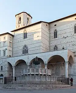 Vista de la fuente y la catedral.
