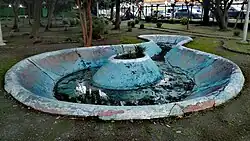 Fuente ornamental al interior parque.