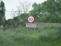 Nombre del municipio en la señal que indica la entrada a la zona urbanizada