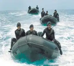 Teniente de corbeta. Gálvez, Sgto3ro. Rodríguez y Comando1ro, Campos.