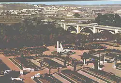 La rosaleda y el puente del Poniente en los años 1960.