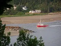 Bote de pesca entrando al puerto de Alma