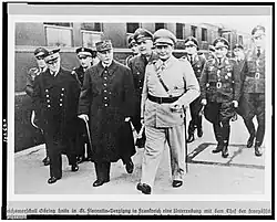 Petain y Darlan caminando junto a Hermann Göring
