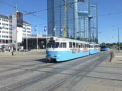 Tranvía pasando frente al complejo