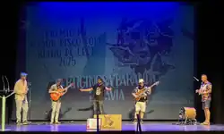 Entavía interpretando un tema en la entrega de premios MT 2025