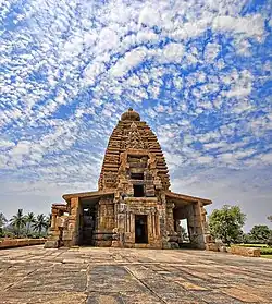 El templo de Galaganatha en el complejo de Pattadakal es un ejemplo de la arquitectura de los chalukya de Badami[77]​