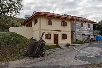 Casas de mineros. La de la izquierda se ha acondicionado como cantina. La otra ha sido renovada recientemente.