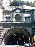 El tunnel della Vittoria desde la plaza.