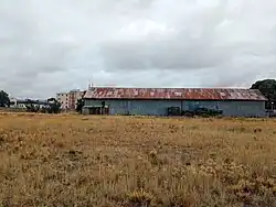 Galpón dedicado a vías y obras con durmientes y vías aun.