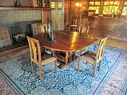 Sillas y mesa del comedor.