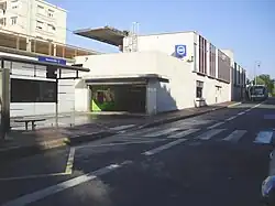 Entrada al sur de las vías, acceso oeste.